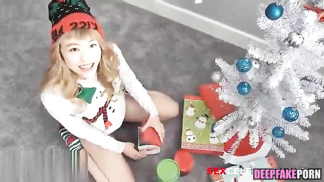 Naeun Fake Kpop Porn // 孫那銀 假色情片 手淫 // Christmas Masturbation