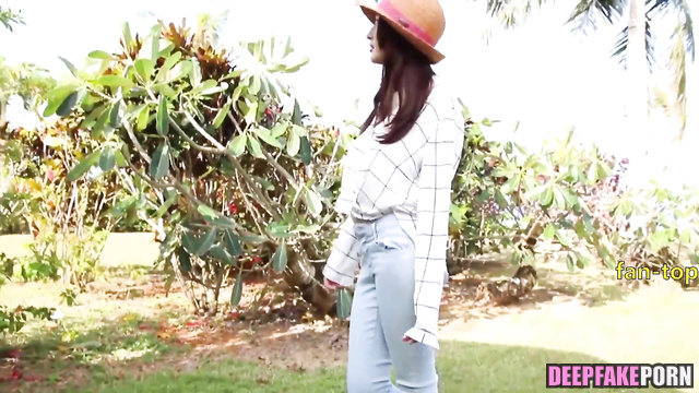 Yang Mi demonstrated hot body on vacation / 杨幂 深度伪造视频