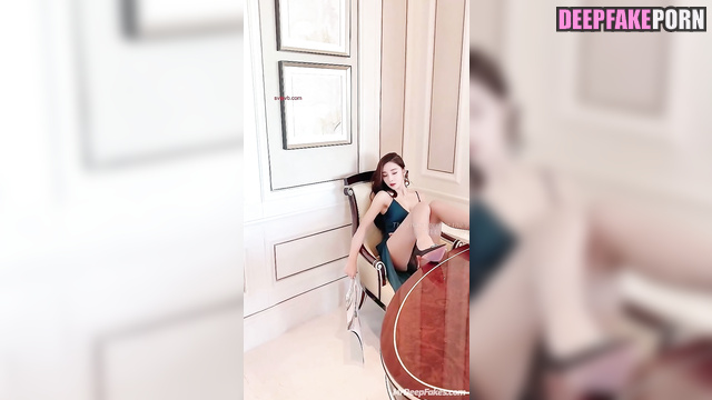 Glamour babe Yang Mi showed fans her sexy body, real fake (杨幂 人工智能场景)