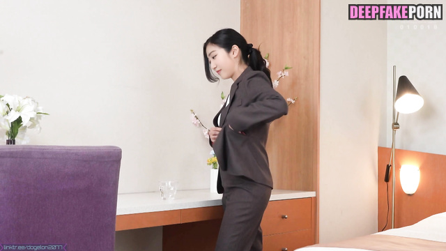 Office babe adores sucking cocks at work (アイズワン 本物の偽物) Chaewon ai [PREMIUM]