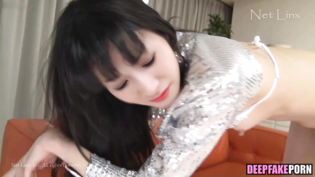 Chinese bitch in disco suit having threesome, Li Xiaoran (李小冉 真假) [PREMIUM]