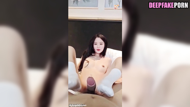 Shuhua masterfully massages a penis with her feet (케이팝 아이돌 슈화)