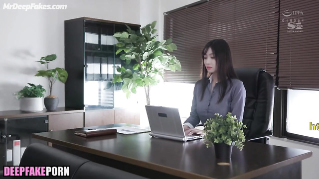 Victoria Song allowed a staff member to touch her breasts (宋茜 假应用程序)