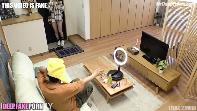 Ugly man picked up her from the street - Kim Lip face swap // 김립 이달의 소녀