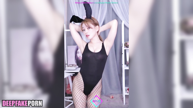 카리나 에스파 beauty young Karina dancing alone on webcam - face swap [PREMIUM]