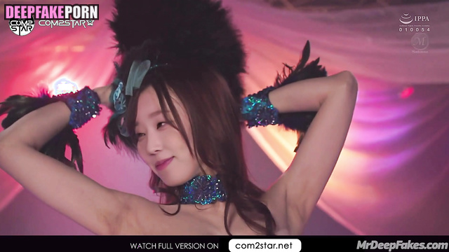 Winter wiggling her pussy right in front of the guy's face, ai 윈터 에스파