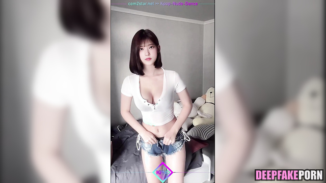 Haerin (ニュージーンズ 本物の偽物) wants you to spy on her changing clothes -A.I. [PREMIUM]