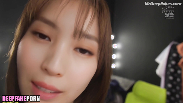 Ai Han So-hee (한소희 열정적 섹스) sucking cock her producer in the dressing room