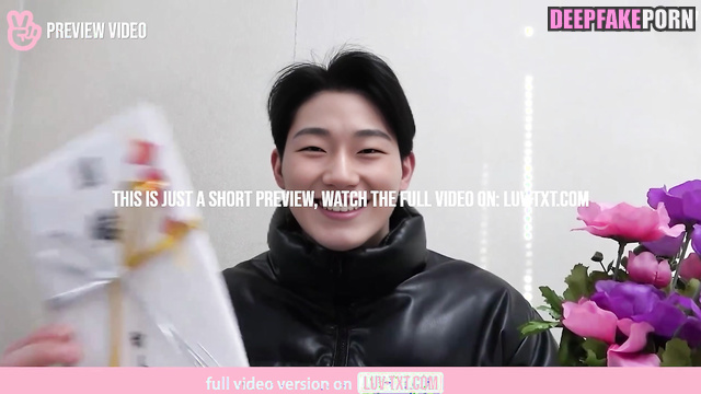 Handsome brunet came to his girlfriend to give her flowers, ai San 산 에이티즈