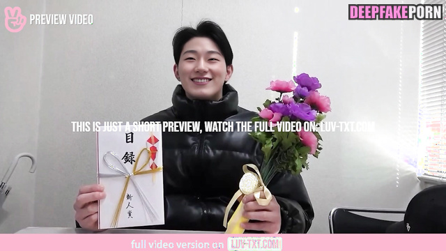 Handsome brunet came to his girlfriend to give her flowers, ai San 산 에이티즈