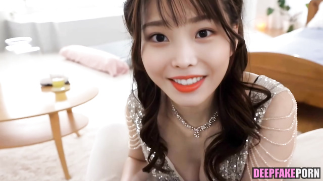 IU 이지은 Lee Ji Eun 은 두 번째로 편안함을 제공합니다.