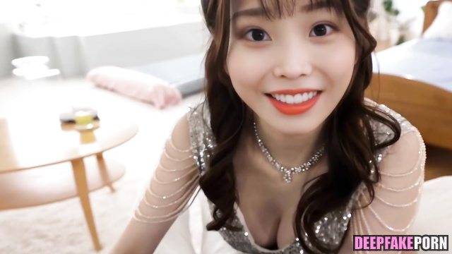 IU 이지은 Lee Ji Eun 은 두 번째로 편안함을 제공합니다.