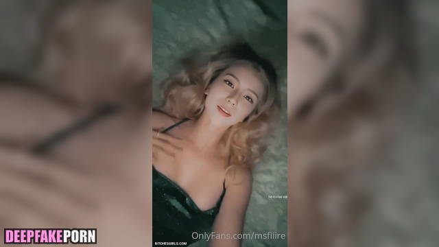 AI Blonde Jisoo BLACKPINK shows her nude boobs on selfie video / 인공 지능 지수 블랙핑크 스트립 쇼