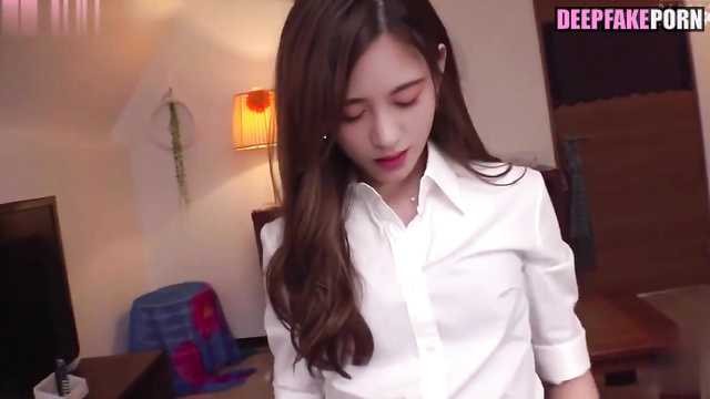 AI striptease by petite Chinese Zhang Tian'ai 人工智能 张天爱 脱衣舞